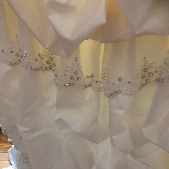 Wedding dress - Picture 11 of 16